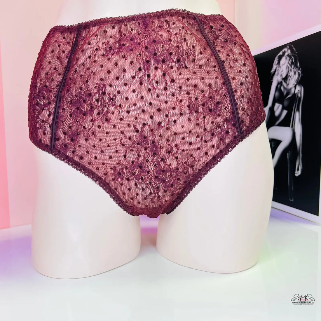 Burgundy síťované tanga s vysokým pasem Victoria’s Secret na figuríně