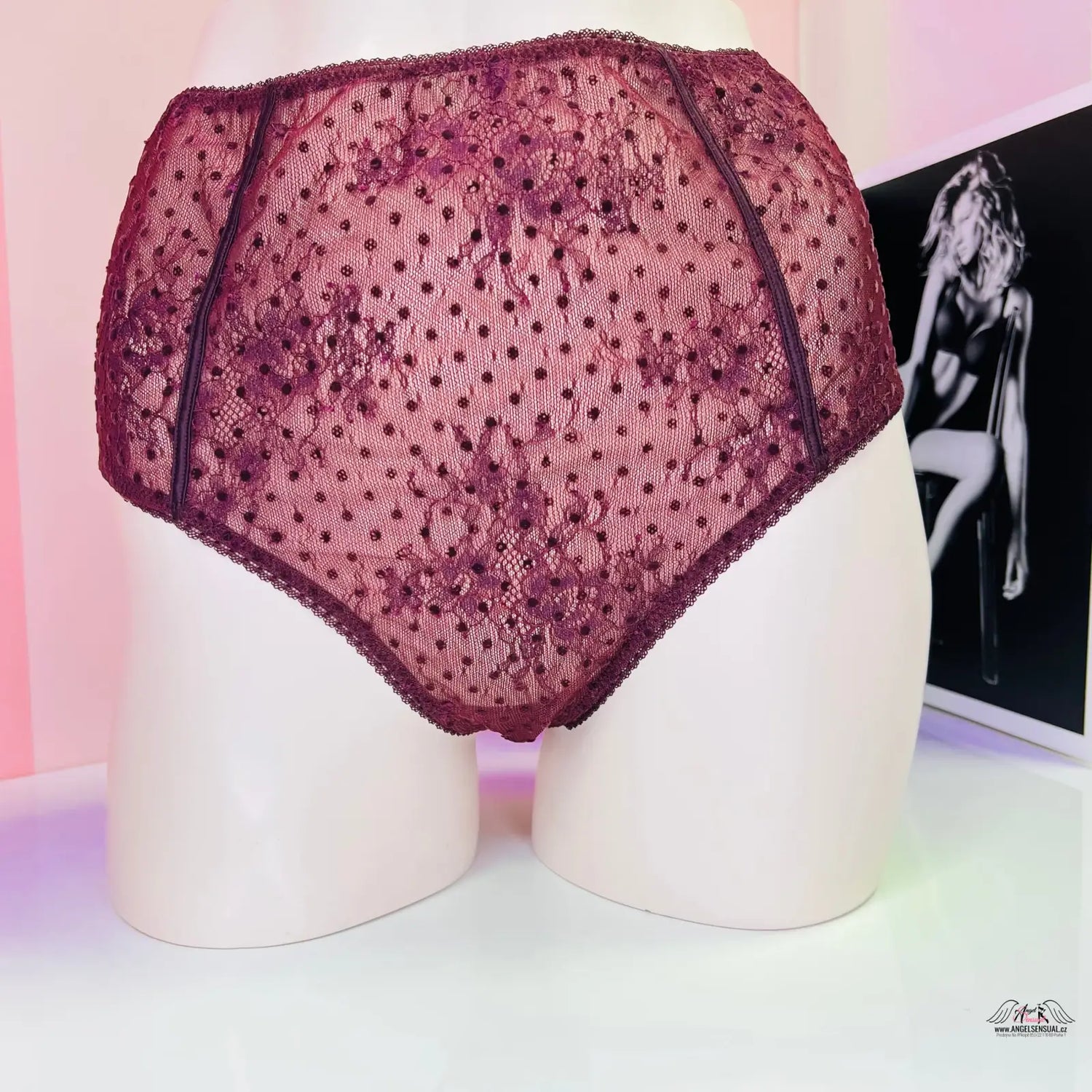 Burgundy síťované tanga s vysokým pasem Victoria’s Secret na figuríně