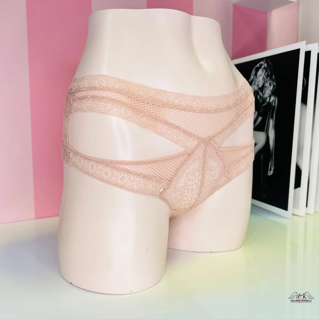 Mannequin torso v růžových síťovaných kalhotkách s vyšším pasem, inspirováno Agent Provocateur