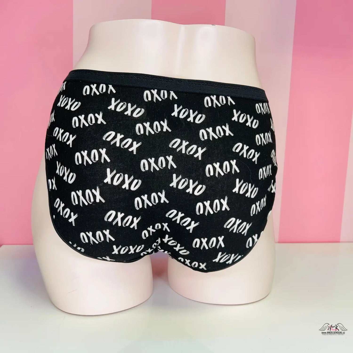 Stylové černé bikiny Victoria’s Secret Kalhotky Xoxo s mírně vyšším pasem, bavlněným materiálem