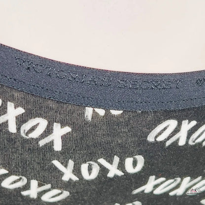 Close-up of woman’s shirt with message, part of Victoria’s Secret Kalhotky Xoxo mírně vyšším pasem