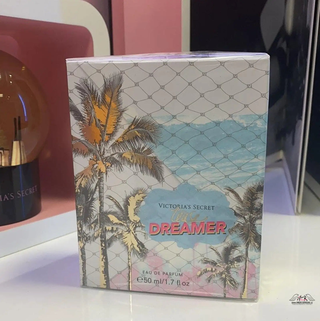 Detailní záběr na parfém Victoria’s Secret Kalifornická Pláž ve Vaší Lahvičce na stole