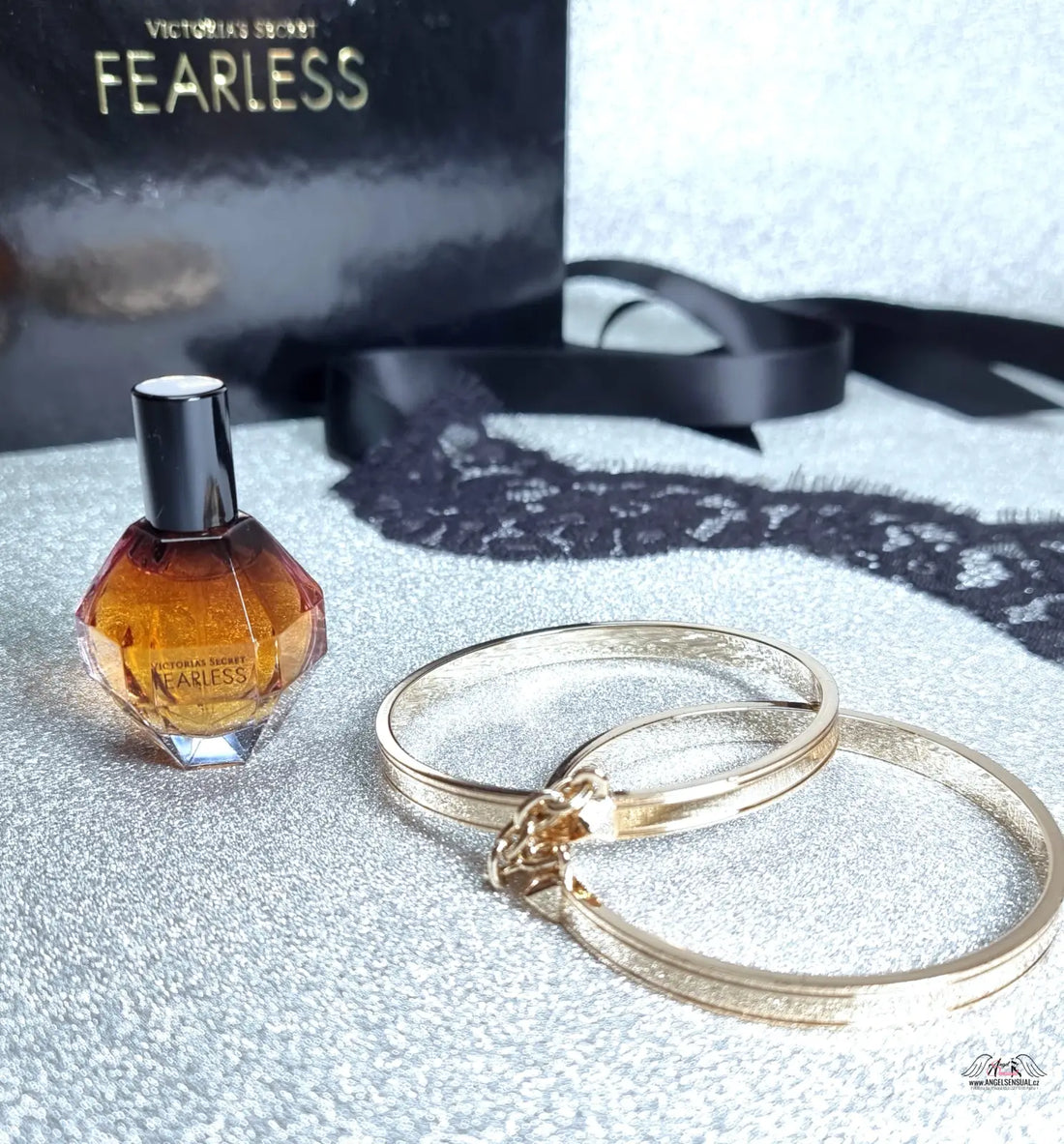 Zlatý lebkový náramkový náramek s černými akcenty z kolekce Victoria’s Secret Fearless