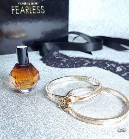 Zlatý lebkový náramkový náramek s černými akcenty z kolekce Victoria’s Secret Fearless