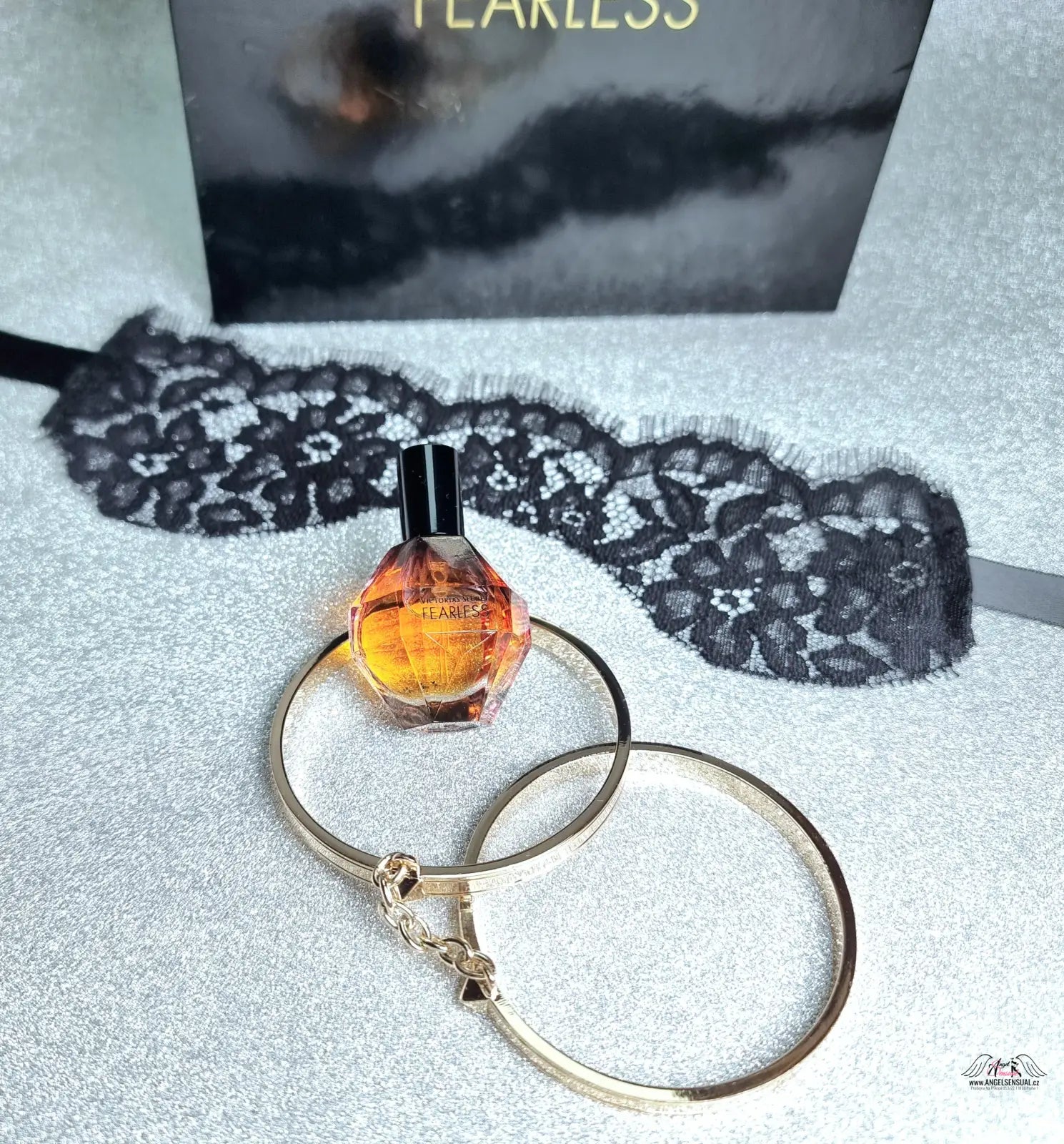 Zlaté náušnice Victoria’s Secret Fearless s lahvičkou parfému
