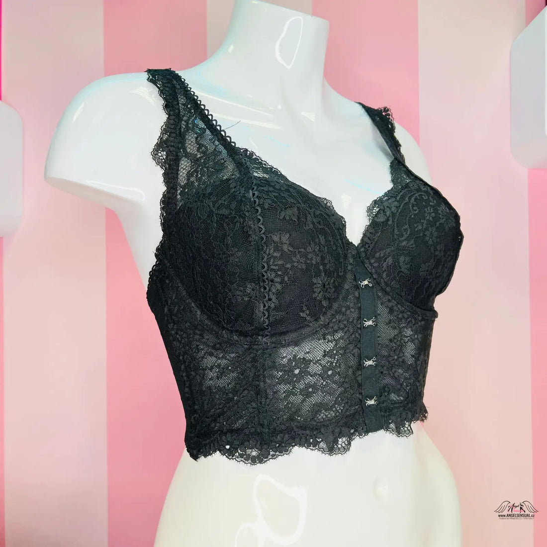 Detailní záběr na korzet Victoria’s Secret s celokrajkovým designem a nastavitelné popruhy