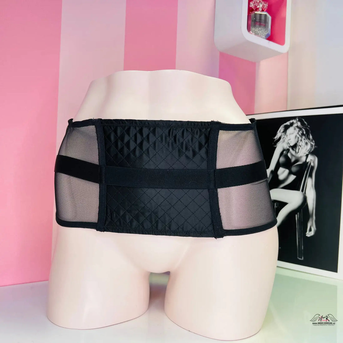 Ženský zadek s černým síťovaným páskem na korzet Victoria’s Secret sexy černý korzet