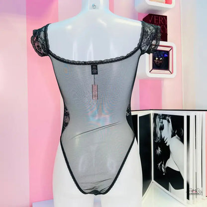 Manekýn s černým krajkovým plyšovým tělem a podprsenkou v produktu Victoria’s Secret Krajkové Body Glamour