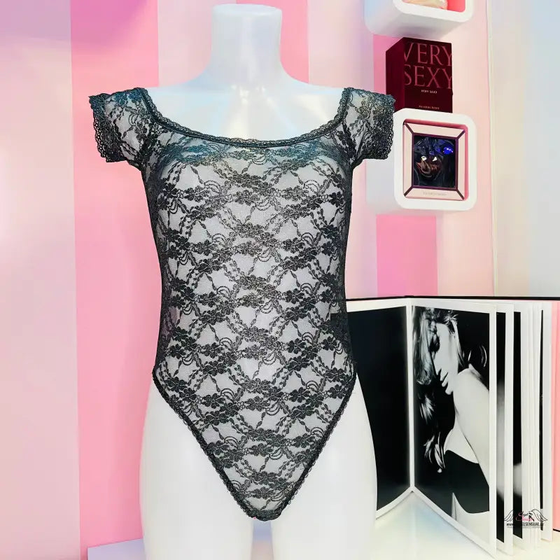 Manekýn v luxusní krajkové plyšové bodystockings s růžovo-bílé pruhované stěnou