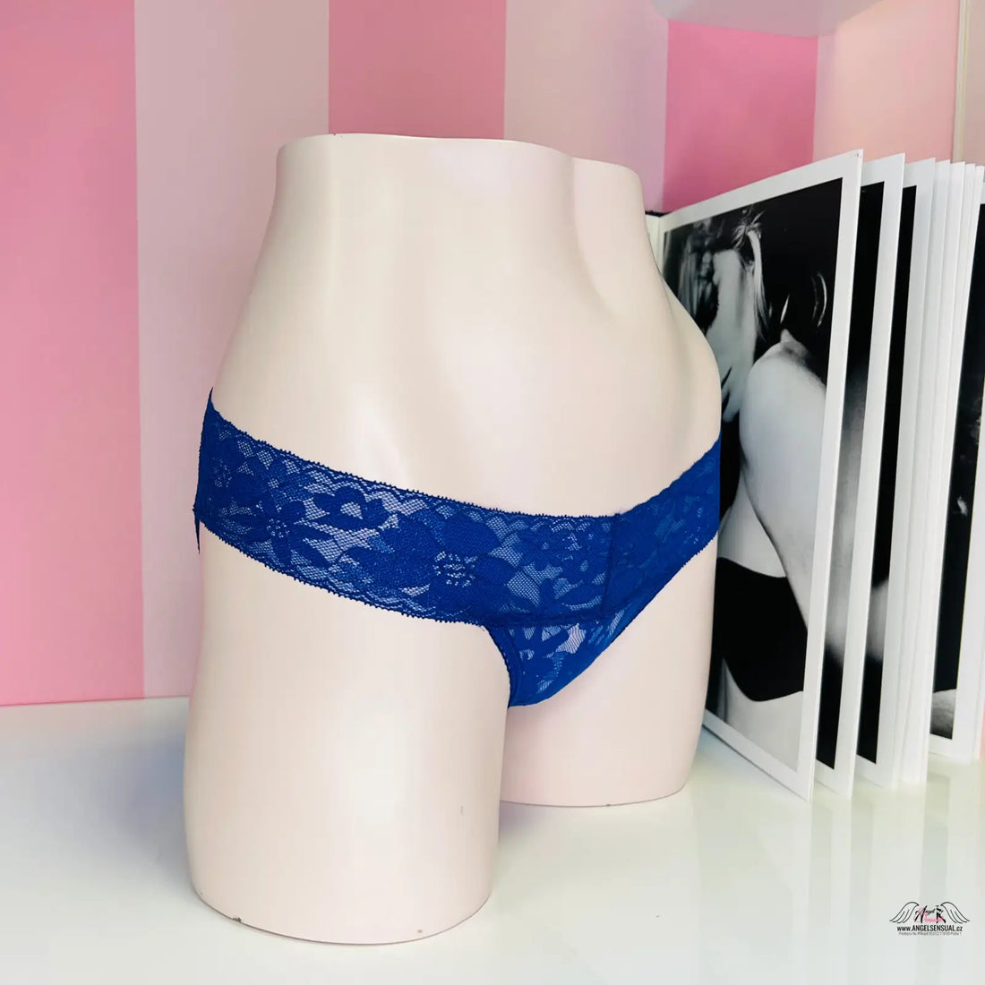 Manekýn s modrými krajkovými kalhotkami Victoria’s Secret lingerie apparel & accessories