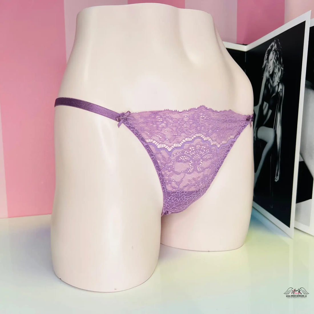 Lavender lace thong underwear displayed on a mannequin torso, elegantní krajkové kalhotky