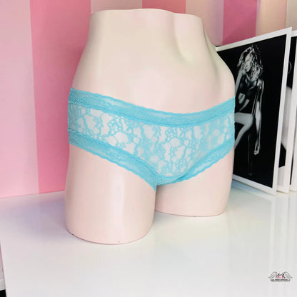 Manekýn torzo v světle modrých krajkových kalhotkách Victoria’s Secret s květinovým vzorem