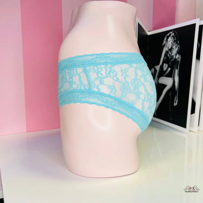 Pale pink ceramic vase s květinovým vzorem a luxusní krajkové kalhotky Victoria’s Secret