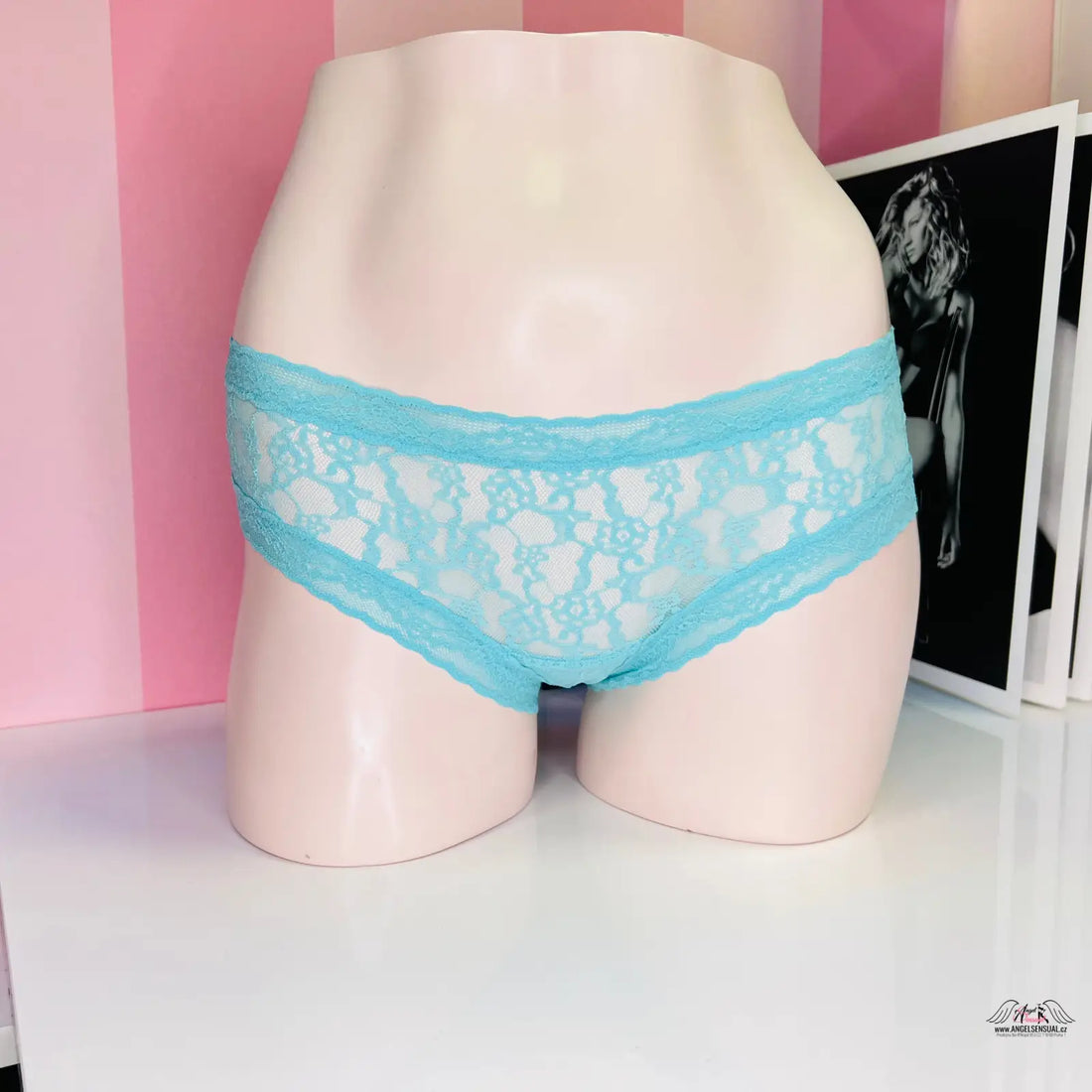 Light blue krajkové kalhotky s květinovým vzorem na manekýně, luxusní krajkové kalhotky