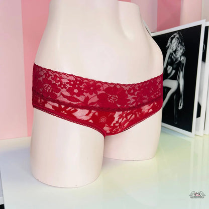 Red lace panties displayed on mannequin torso, Victoria’s Secret Krajkové Kalhotky, vyšším pasem