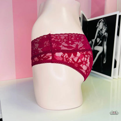 Red luxusní krajkové kalhotky Victoria’s Secret na bílém modelu s vyšším pasem