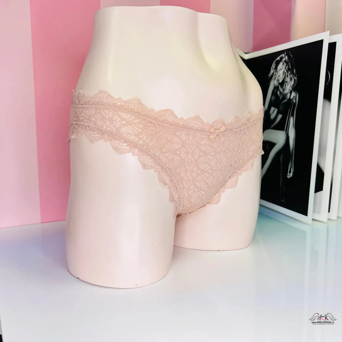 Manekýnské torso v růžových krajkových kalhotkách agent provocateur Svůdné krajkové kalhotky