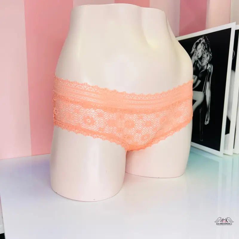 Manekýn dolní část těla s růžovými krajkovými kalhotkami Victoria’s Secret s romantickými vzory květin