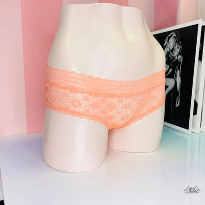 Manekýn dolní část těla s růžovými krajkovými kalhotkami Victoria’s Secret s romantickými vzory květin