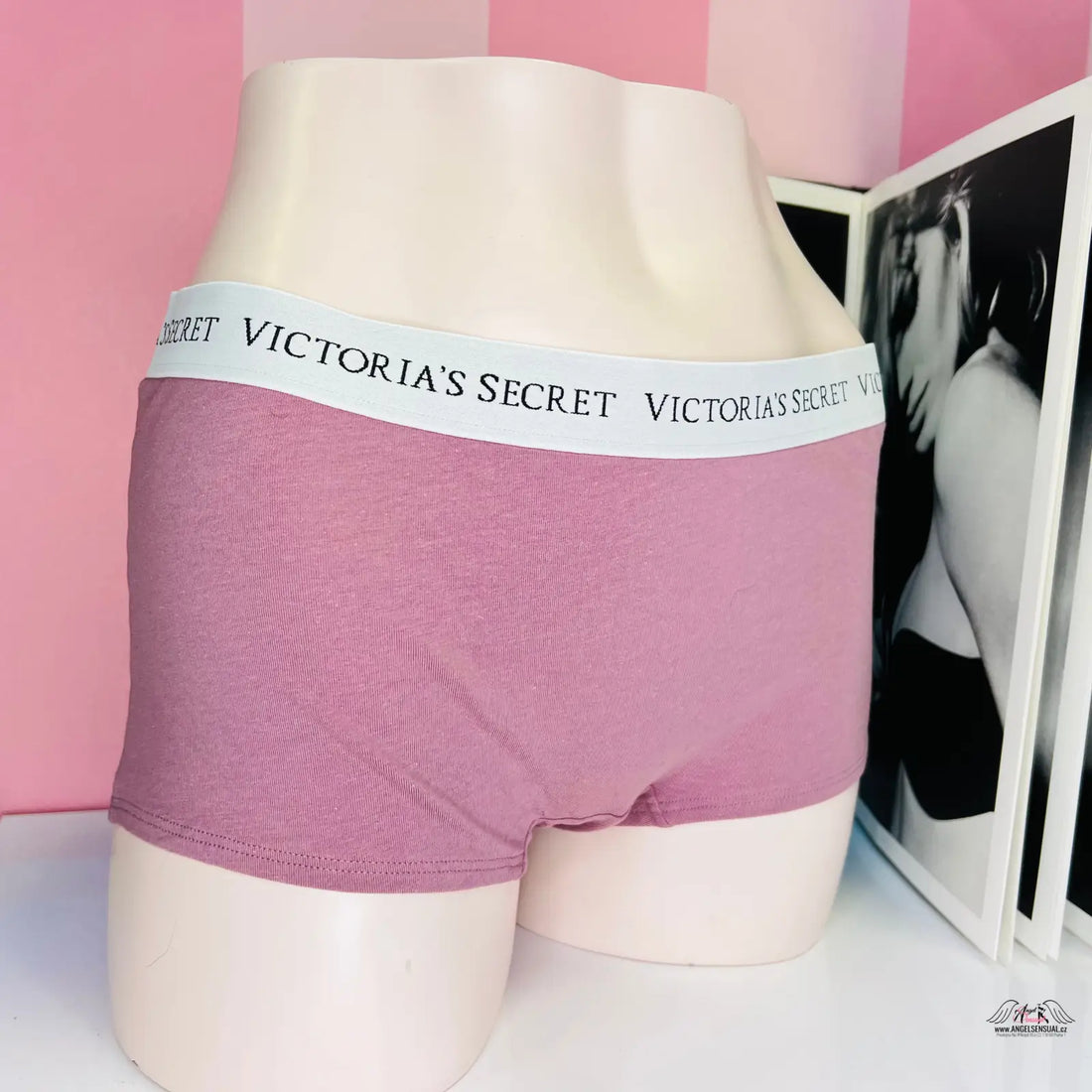 Mannequin v růžových kalhotkách Victoria’s Secret Kraťáskové Kalkotky s bílou stuhou, měkkou gumou, vhodné pro každodenní nošení nebo zvláštní