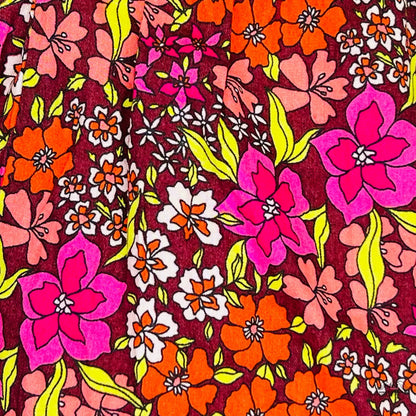 Vibrant květinový vzor s růžovými, oranžovými a bílými květy a žlutými listy