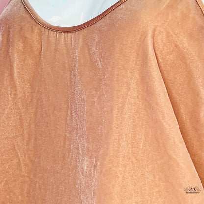 Peach-colored saténová blůza Victoria’s Secret s nastavitelními ramínky, velice příjemný semišový top
