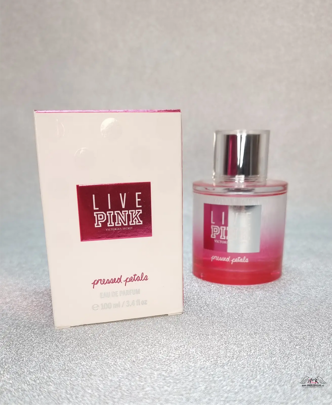 Victoria’s Secret Live Pink Pressed Petals parfém s květinovou vůní a tóny lotosu