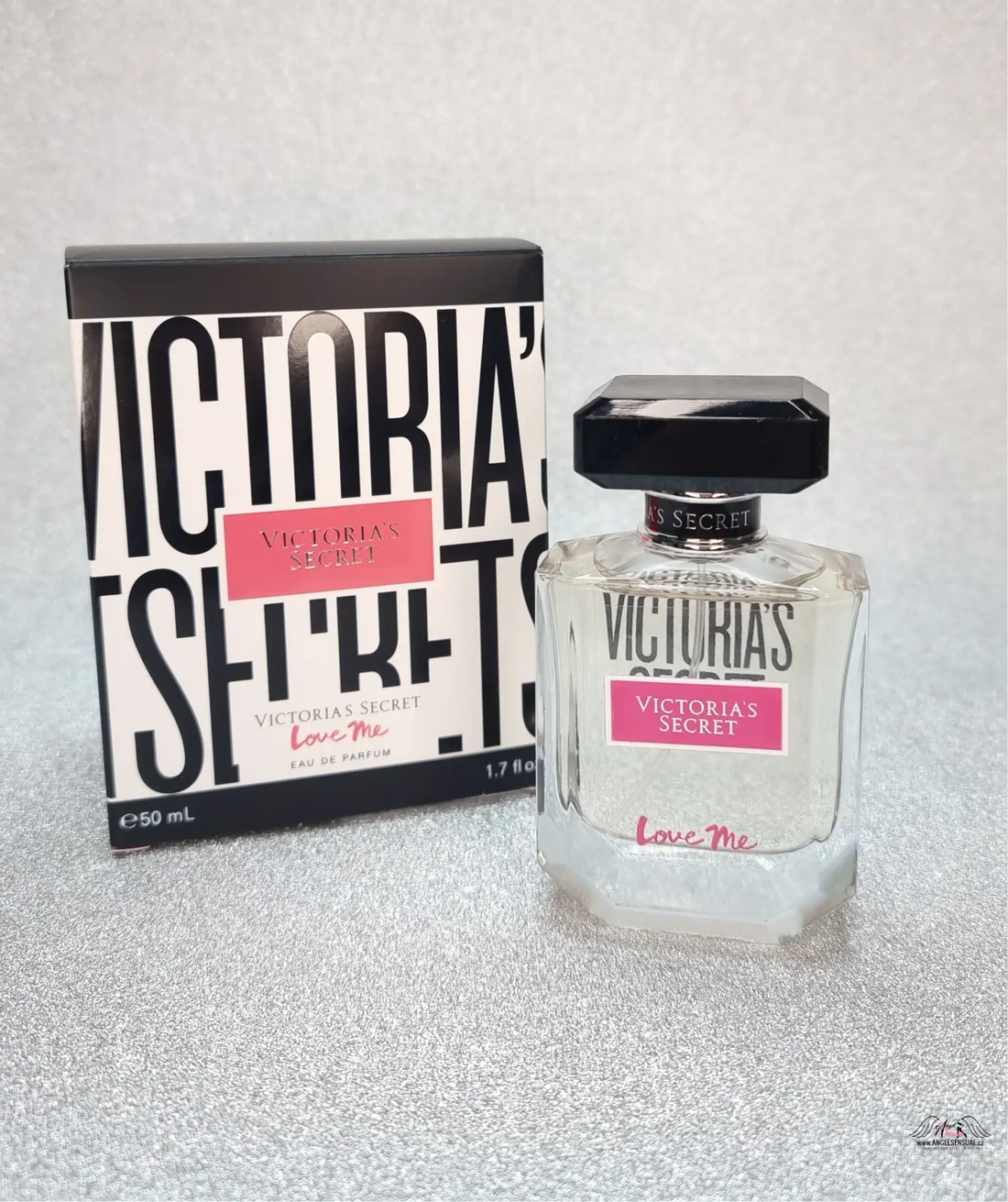 Victoria’s Secret Love Me parfém s lahví a krabicí, orientální zahrady plné vůní