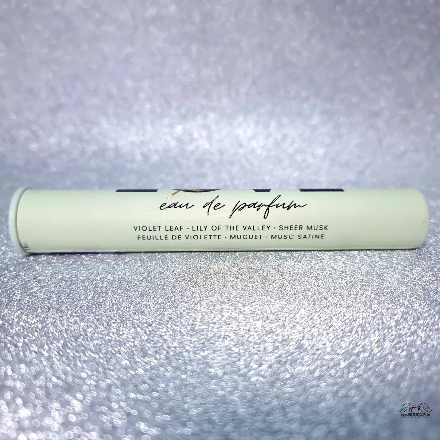 Světle zelená cylindrická parfémová lahvička Love Rollerball od Victoria’s Secret