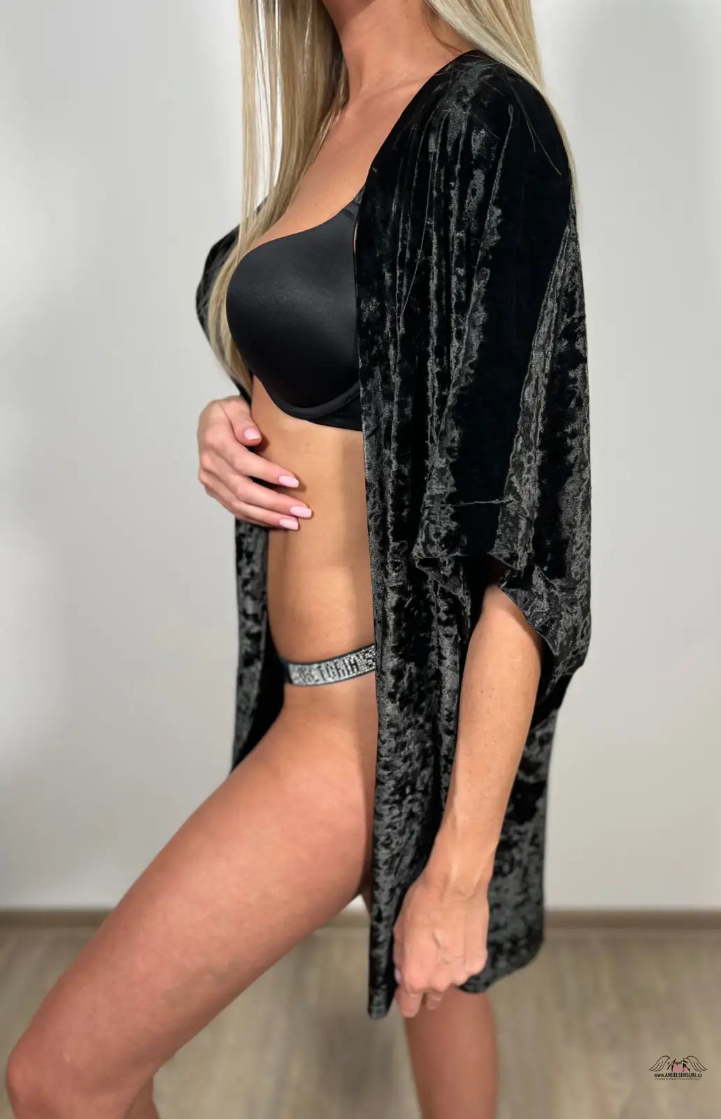 Luxusní černé sametové kimono od Victoria’s Secret pro elegantní vzhled