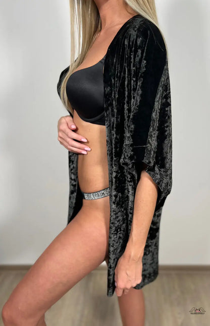 Luxusní černé sametové kimono od Victoria’s Secret pro elegantní vzhled