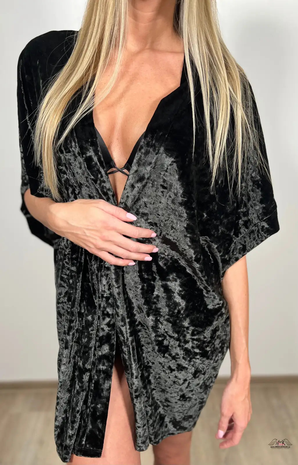 Luxusní černé sametové kimono od Victoria’s Secret pro elegantní vzhled