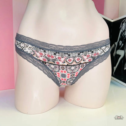 Krajkové kalhotky s květinovým a geometrickým vzorem od Victoria’s Secret