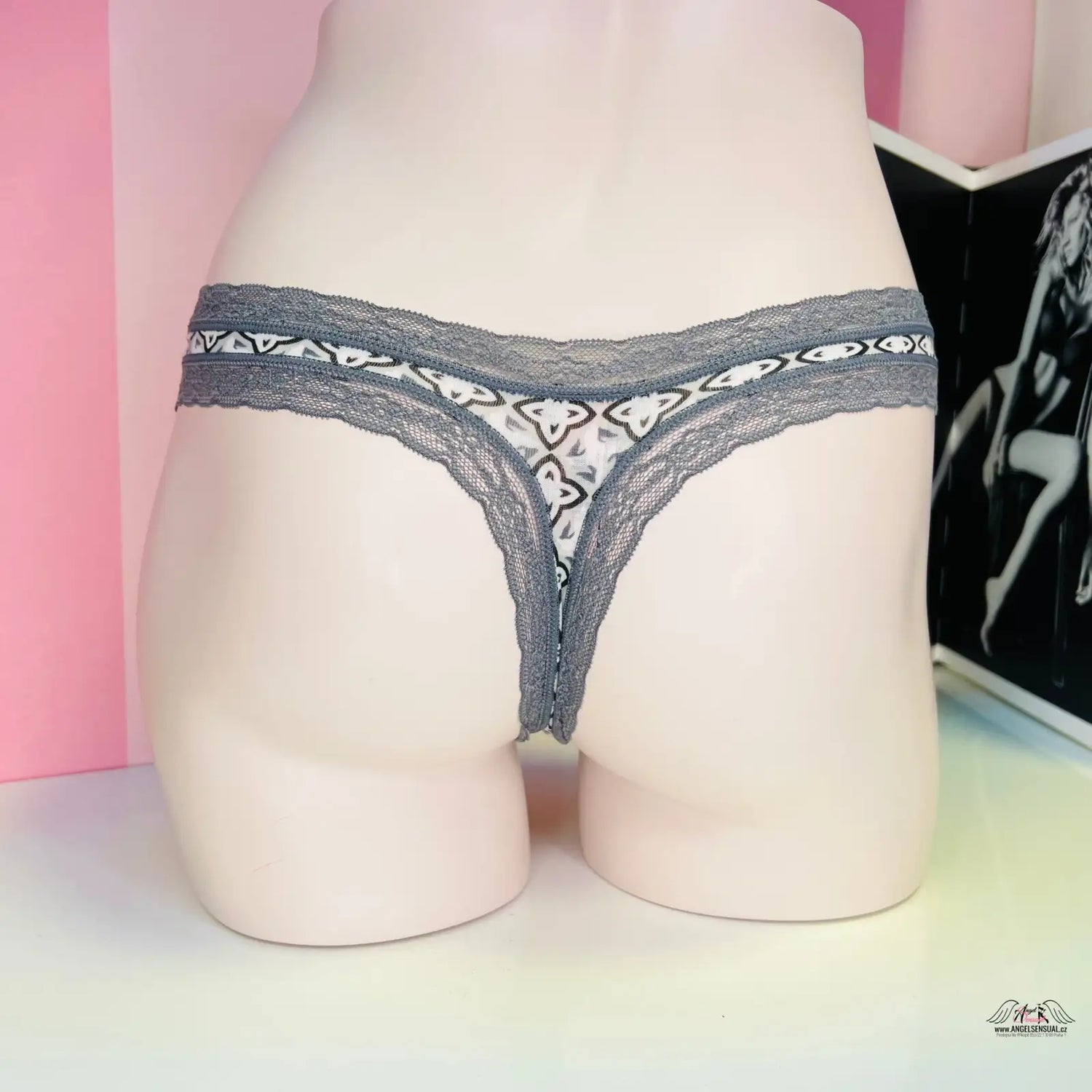 Šedý thong se krajkovým lemem od Victoria’s Secret pro luxusní pohodlí a eleganci