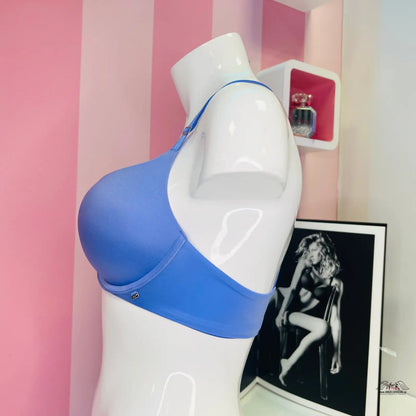 Modrá podprsenka na figuríně od Victoria’s Secret pro okouzlující vzhled