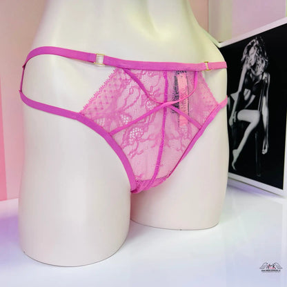 Růžové krajkové tanga s kontrastním lemem na figuríně Victoria’s Secret
