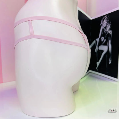 Bílý mannequín s korálovými popruhy modelující Luxusní Strappy Tanga Victoria’s Secret