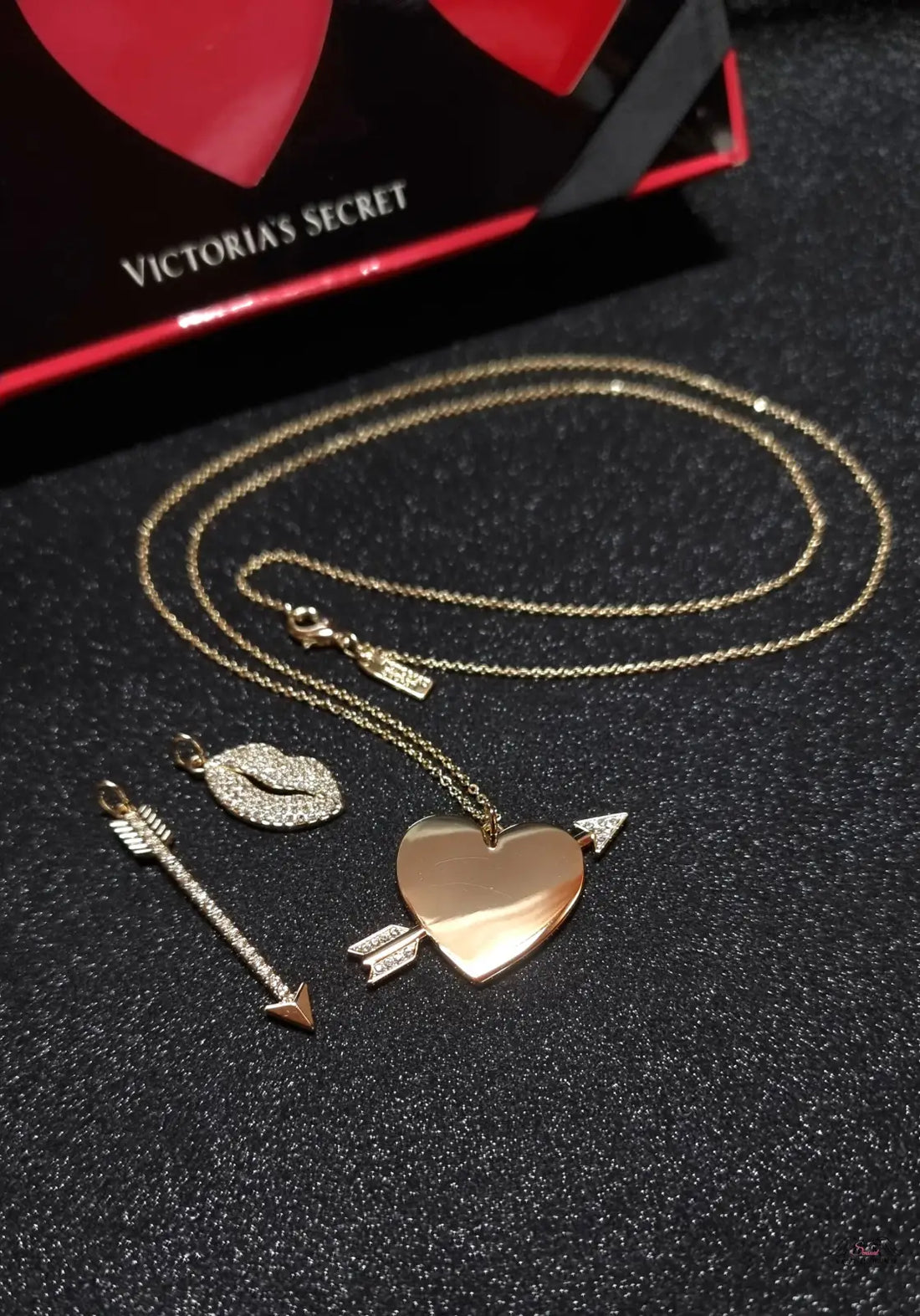 Zlatý náhrdelník s vyměnitelnými přívěsky srdce, šíp a rty, módní doplněk