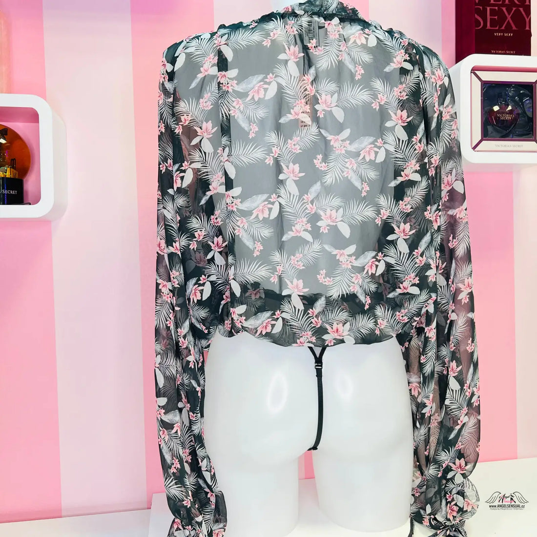 Jemný květinový vzor na černobílé krajkové košilce s růžovým pruhovaným pozadím