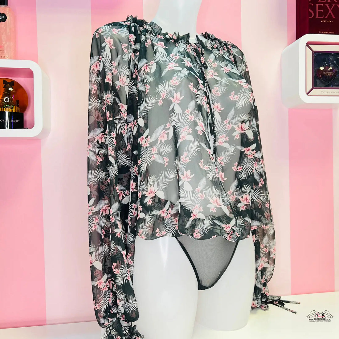 Manekýn s jemným květinovým vzorem na noční košilce Victoria’s Secret Květinový Vzor