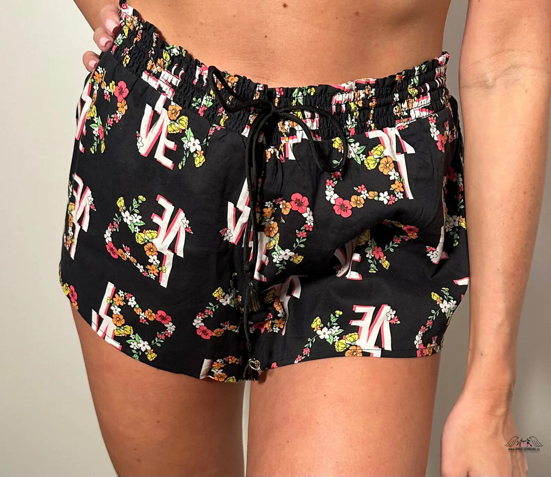 Žena v černých květinových lehkých šortkách Victoria’s Secret Noční Šortky, apparel &amp; accessories