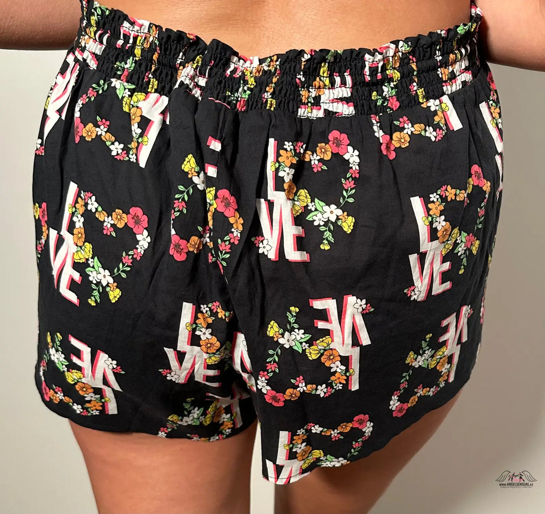 Žena v černých květinových lehkých šortkách Victoria’s Secret Noční Šortky, apparel &amp; accessories