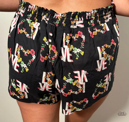 Žena v černých květinových lehkých šortkách Victoria’s Secret Noční Šortky, apparel &amp; accessories