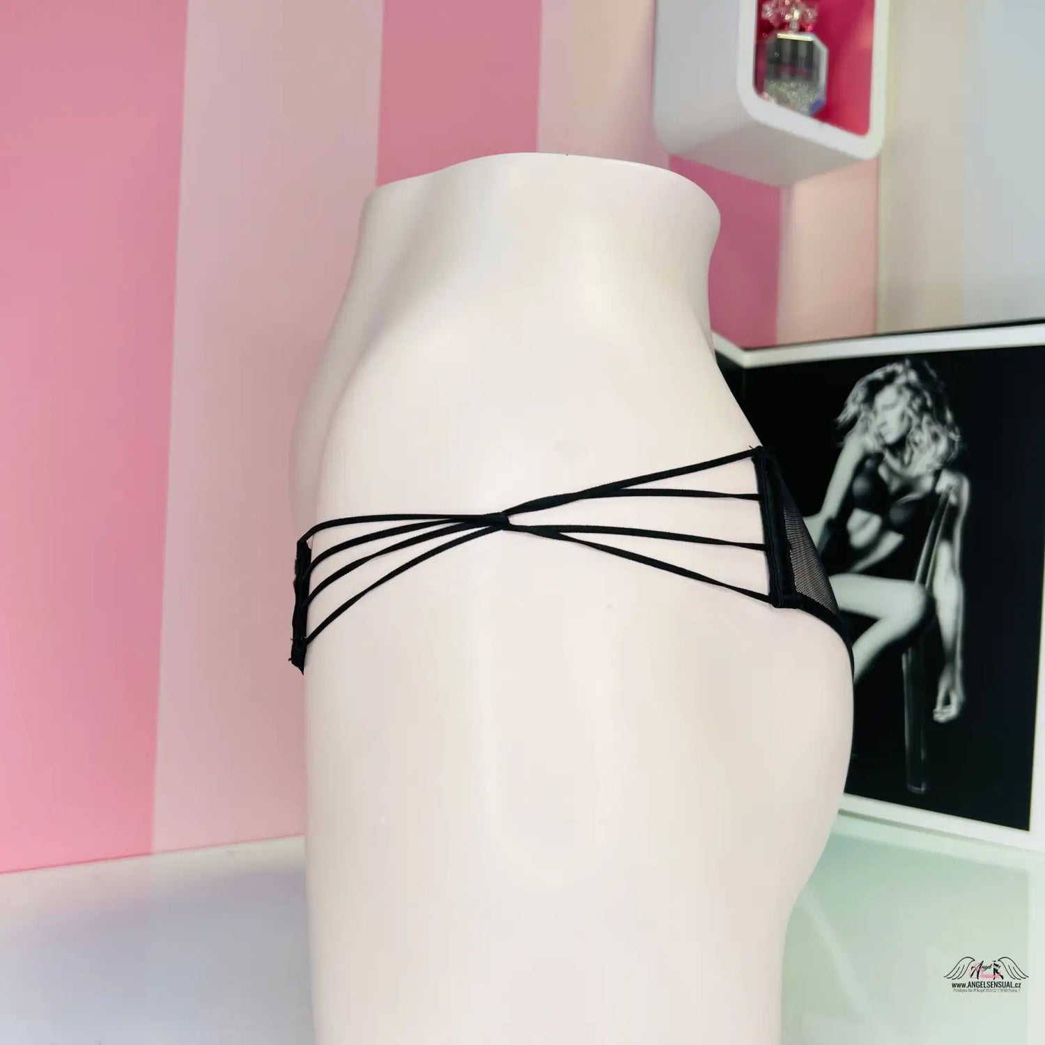 Manekýn s černou kravatou v produktu Agent Provocateur Okouzlující elegance