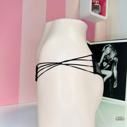 Manekýn s černou kravatou v produktu Agent Provocateur Okouzlující elegance