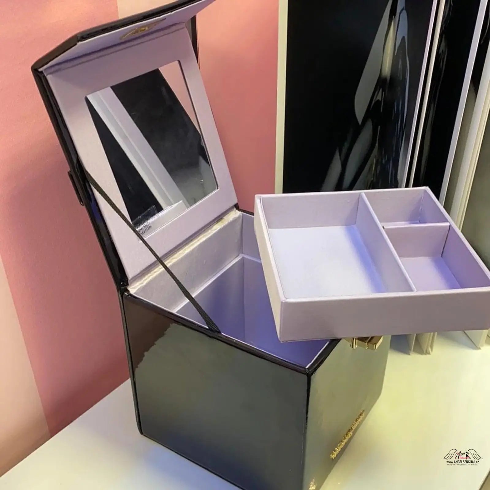 Lesklý úložný box Victoria’s Secret Organizér Na Šperky s černou krabičkou a zlatou rukojetí