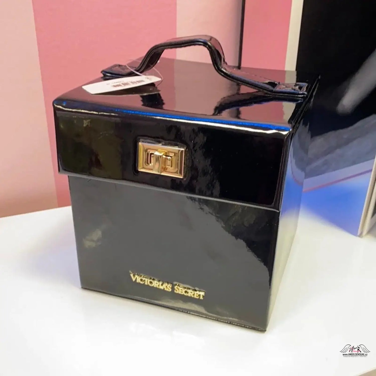 Lesklý úložný box s černou krabičkou a zlatou rukojetí pro Victoria’s Secret Organizér Na Šperky