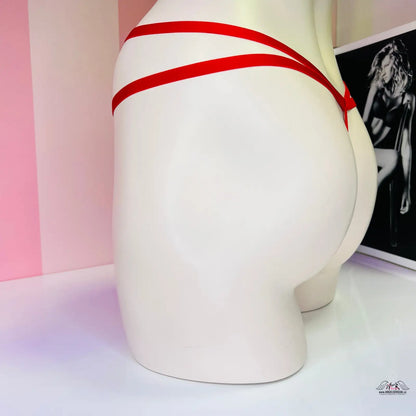 Bílá figurína s červenými pásky pro Victoria’s Secret Oslnivá String Tanga