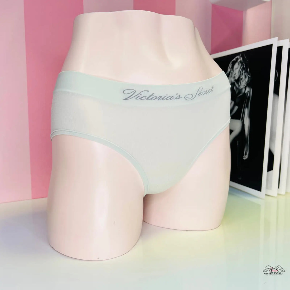 Mannequin torso v pastelově modrých Victoria’s Secret kalhotkách s maximálním pohodlím