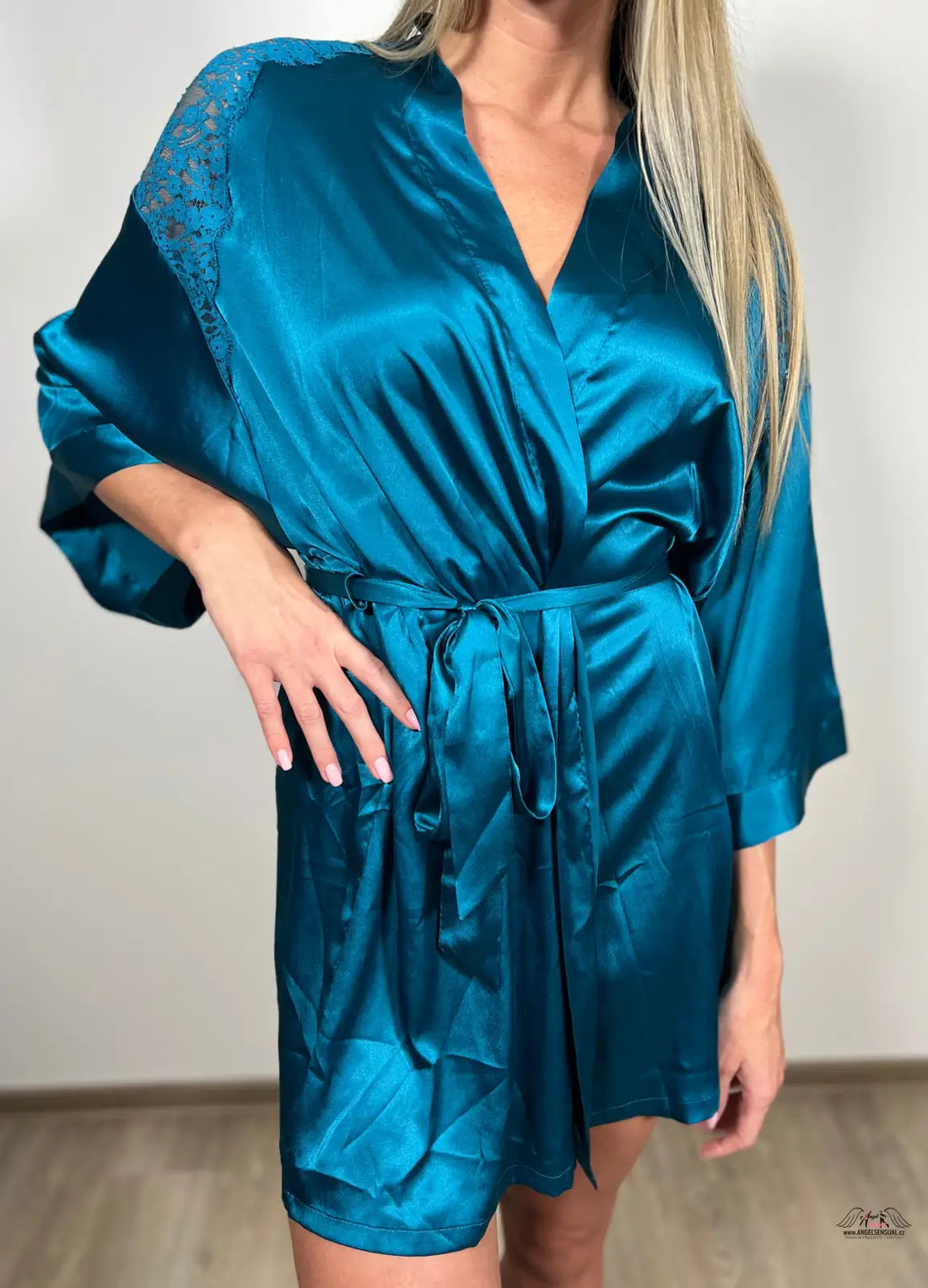 Luxusní petrolejový Župánek Victoria’s Secret s saténem a krajkovým detailem na rameni